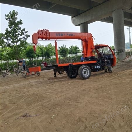 定制款3-5吨小型农用全封闭驾驶室25-32马力三轮随车吊